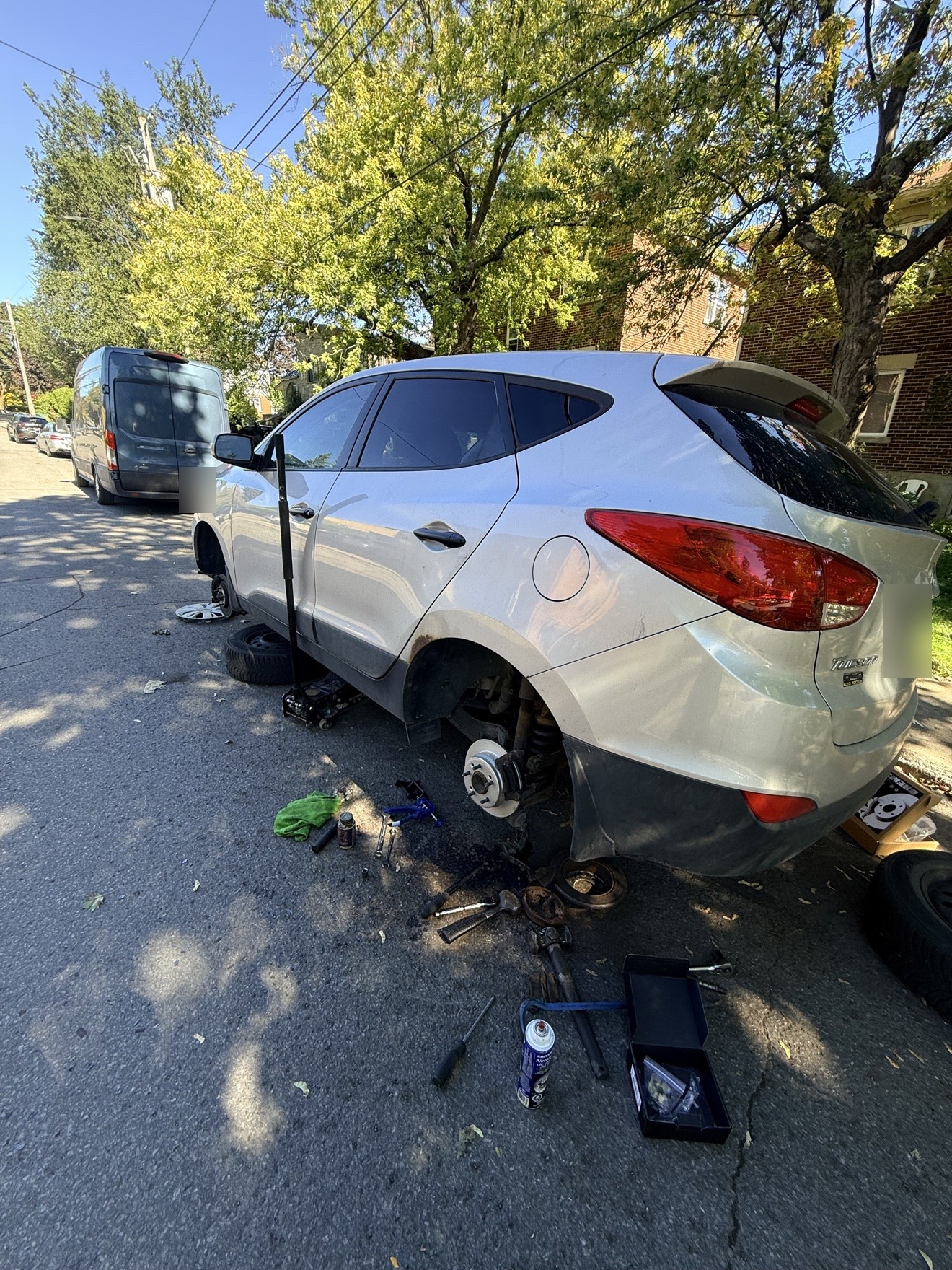 Hyundai Tucson brake pads and rotors replaced at the customer's home in Lachine